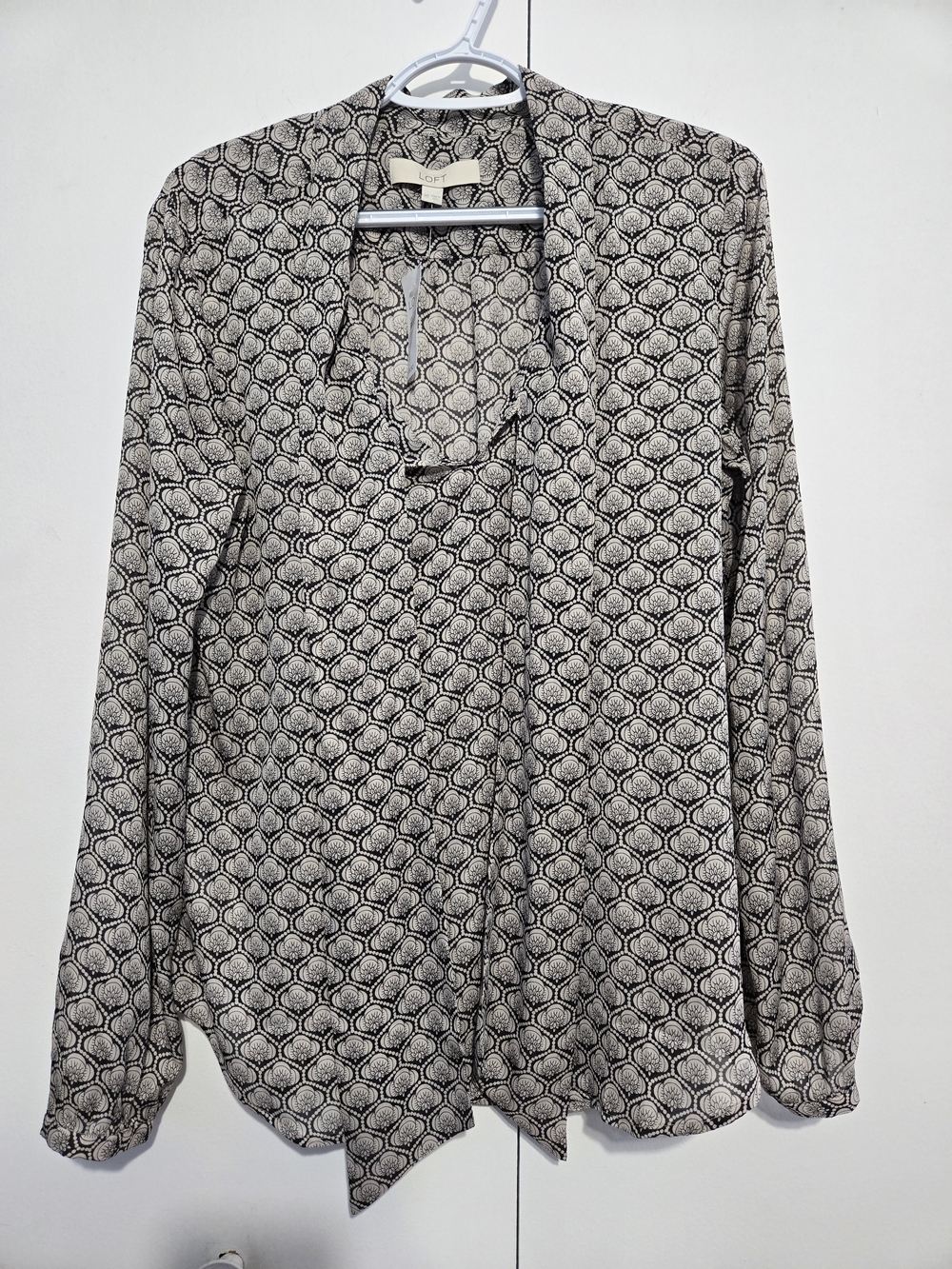 LOFT Medium Tie Neck Blouse Womens Black Beige Print Long Sleeve Lightweight